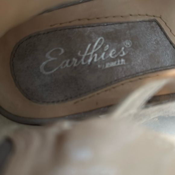 Earthies Silver/Gray gladiator Sandals. Worn one time. Very comfortable. Size 8. - Picture 3 of 5